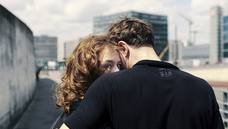 Bei Christoph (Franz Rogowski) fühlt Undine (Paula Beer) sich geborgen, doch dem Fluch der zerstörten Liebe kann sie nicht entfliehen. / Nutzung des Bildes nur in Verbindung mit der Sendung inkl. Social Media
// ZDF/Christian Schulz
