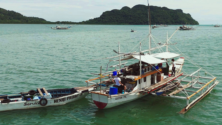 BU: 36 Stunden verbringt das ZDF-Team mit Jimmy Barbaja auf der "Nhikka", so heißt sein traditionelles Holzboot. Doch der Eingang eines Riffs, wo er fischen will, wird von sechs Schiffen der chinesischen Küstenwache blockiert.

Copyright: ZDF/Mehmet Ulutas/Jannis Vieting