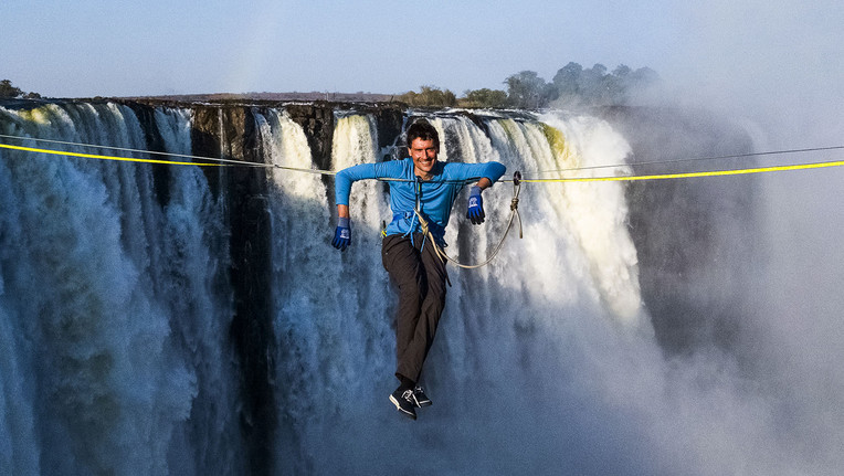 "Terra X"-Moderator Uli Kunz an den Viktoriafällen. Mit einer maximalen Fallhöhe von 108 Metern sind sie einer der größten Wasserfälle der Welt.
ZDF/Phillip Mall
