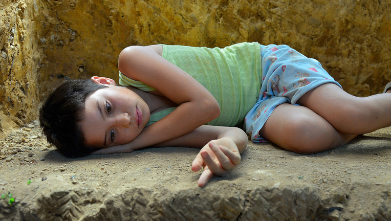 Ana (Ana Cristina Ordóñez González) in dem Versteck, das ihre Mutter für sie gegraben hat. / Nutzung des Bildes nur in Verbindung mit der Sendung inkl. Social Media // ZDF/Lenke Szilágyi
