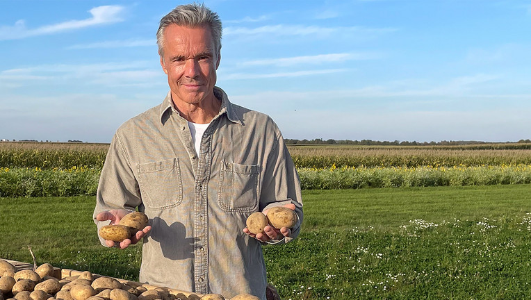 BU: Hannes Jaenicke begleitet die Kartoffelernte auf dem ökologisch wirtschaftenden Pfänder-Hof in Schwabmünchen.

Copyright: ZDF/Markus Strobel