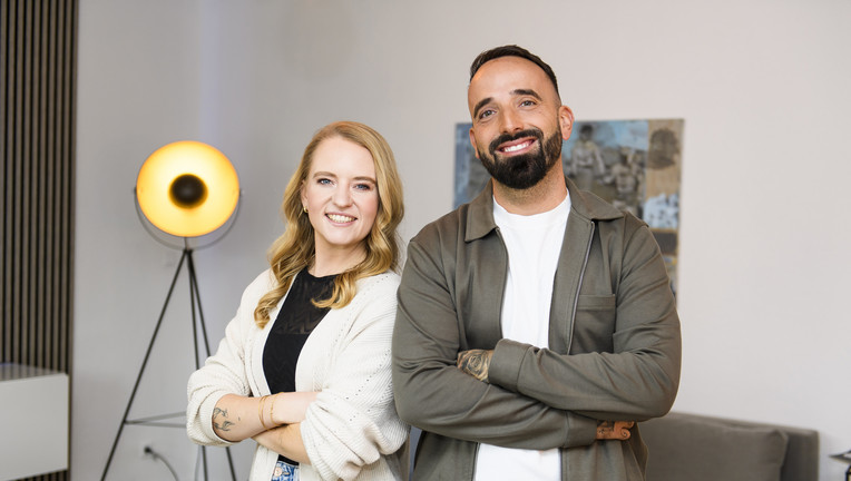 Joeline Bormann (l.) und Robert Memmler (r.) unterstützen die Kandidatinnen und Kandidaten bei ihren Immobilienprojekten. © ZDF/Julia Feldhagen