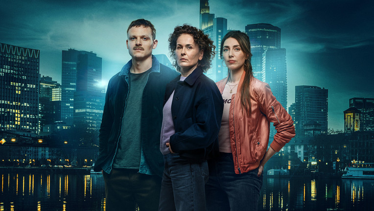 Das neue Ermittlerteam in Frankfurt: Jakob Loose (Johannes Hegemann, l.), Sarah Frankfurter (Marie-Lou Sellem, M.) und Milli Schneider (Leona Grundig, r.) haben einen schwierigen Fall zu lösen.
ZDF/Gordon Muehle / [M] mo postproduction