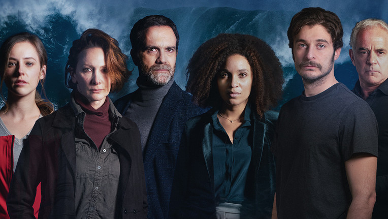 Von links: Marta (Camilla Semino Favro), Anita (Pia Lanciotti), Stefano (Fausto Sciarappa), Sylvie (Stéfi Celma), Luca (Lino Guanciale), Frank (Florian Fitz)
ZDF/Nicolaj Pennestri / [M] FeedMee