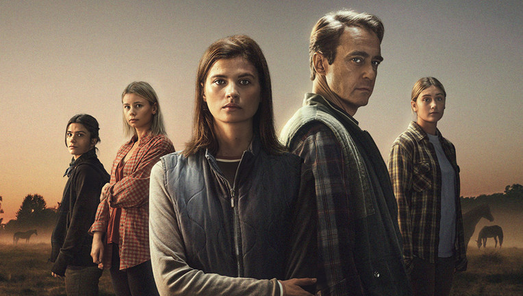 Von links: Agnes (Tehilla Blad), Frida (Amanda Jansson), Victoria (Hanna Ardéhn), Tommy (Jonas Karlsson) und Molly (Saga Samuelsson)
ZDF/Gabriel Liljevall 