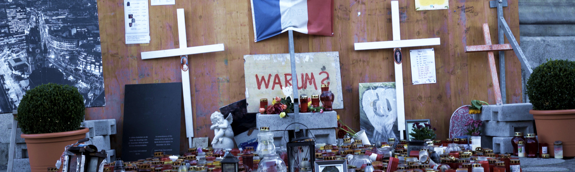 Ein Jahr lang wurde an der Berliner Gedächtniskirche mit einem improvisierten Kerzenmeer an den Anschlag erinnert. Foto: ZDF/Carsten Behrendt