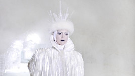 Die Schneekönigin in ihrem Eispalast. Foto: ZDF/Anniina Nissinen