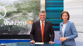 Matthias Fornoff und Bettina Schausten berichten live aus dem ZDF-Wahlstudio in Hannover. Foto: ZDF/Harry Schnitger