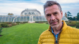 <br>Moderator Dirk Steffens vor dem Palm House von Kew Gardens - voll von exotischen Pflanzen, deren Transport nach London nur durch eine Erfindung möglich wurde, die die Welt nachhaltig veränderte.<br>Copyright: ZDF/Jan Prillwitz