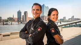 Marc Barthel (Polizeimeister Kristian "Kris" Freiberg) und Aybi Era (Polizeikommissarin Pinar Aslan) bilden das neue Team in "Notruf Hafenkante".<br>Copyright: ZDF/Boris Laewen
