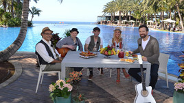 Am "Volle Kanne"-Frühstückstisch auf Gran Canaria: Die Band "Marquess", Andrea Kiewel und Ingo Nommsen. Foto: ZDF