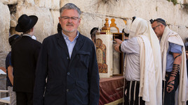 Der Cambridge-Historiker Sir Christopher Clark an der Klagemauer in Jerusalem bei Dreharbeiten zu einer zweiteiligen ZDF/3sat-Dokumentation über die Geschichte der Juden.<br>Copyright: ZDF/Noam Sharon