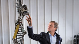 <br>Claus Kleber mit einem "Roboter" des kalifornischen Künstlers Jeremy Mayer.<br>Copyright: ZDF/Martin Ehleben 
