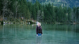 "Rufmord": Luisa (Rosalie Thomass) ist verzweifelt und ins kalte Wasser des Sees gerannt.<br>Copyright: ZDF/Hendrik Heiden